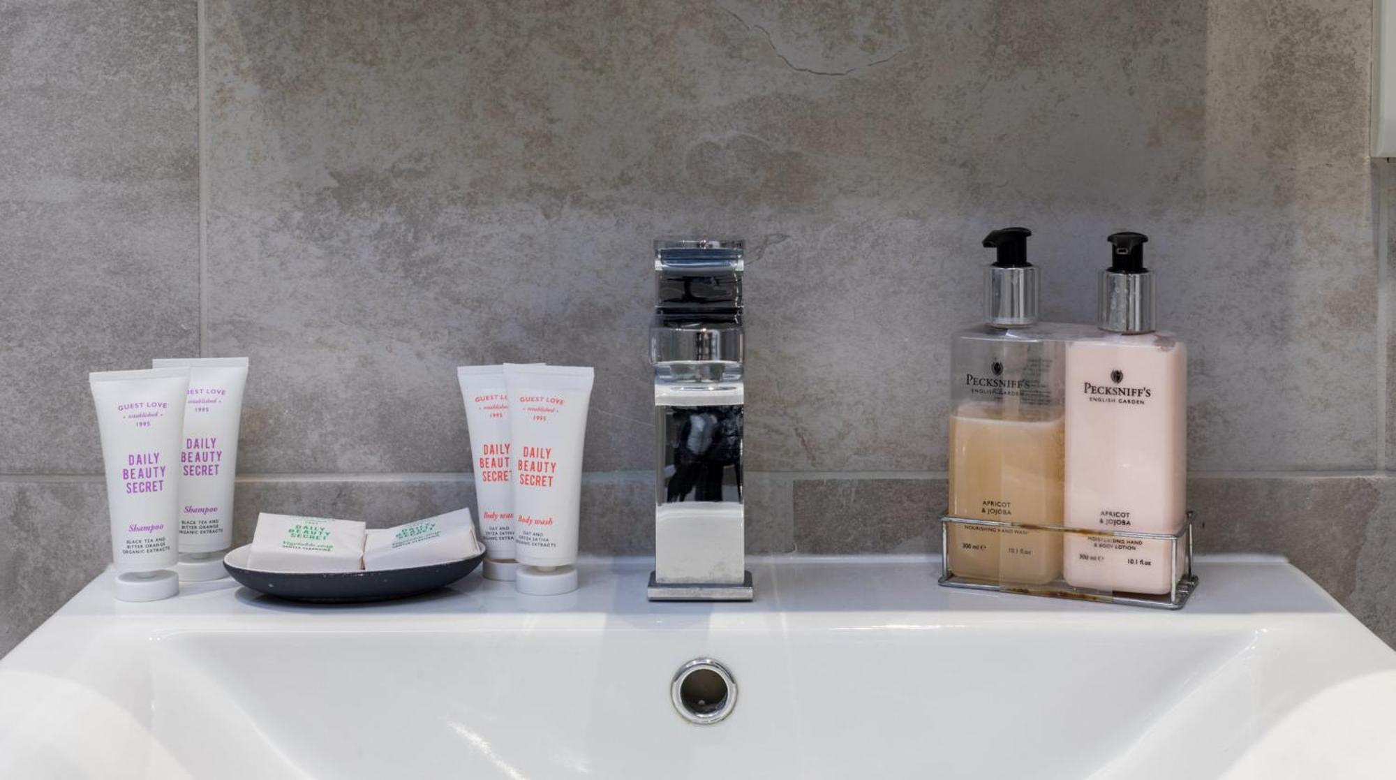 Casa Italia Near Kings Road In Chelsea With Wifi & Washing Machine Apartment London Bagian luar foto